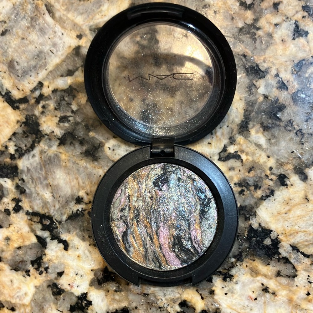MAC Cosmetics clarity eye shadow